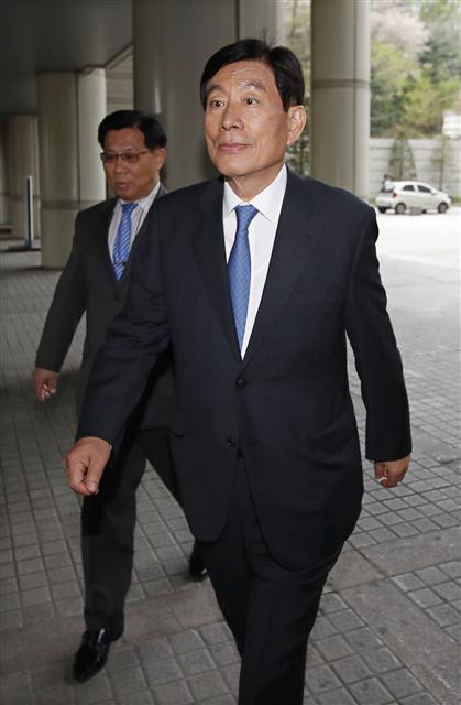 <YONHAP PHOTO-1203> 원세훈, 대선개입 의혹 파기환송심 공판 출석 (서울=연합뉴스) 김인철 기자 = 원세훈 전 국가정보원장이 17일 오전 대선개입 의혹 사건 파기환송심 22차 공판에 출석하기 위해 서울고등법원 법정으로 향하고 있다. 2017.4.17 yatoya@yna.co.kr/2017-04-17 09:59:13/ <저작권자 ⓒ 1980-2017 ㈜연합뉴스. 무단 전재 재배포 금지.>