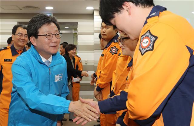 바른정당 유승민 대선후보가 공식 선거운동이 시작된 17일 새벽 서울종합방재센터를 방문해 119대원들과 악수하고 있다. [연합뉴스]