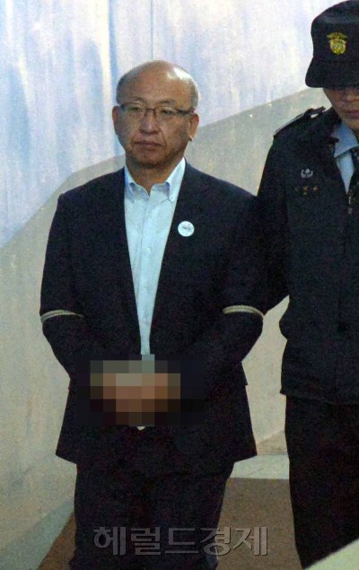 제일모직과 삼성물산 합병에 찬성하도록 압력을 넣은 혐의로 기소된 문형표 전 보건복지부 장관이 17일 오전 서울중앙지법에서 열린 공판에 출석하고 있다. [사진=정희조 기자/checho@heraldcorop.com]