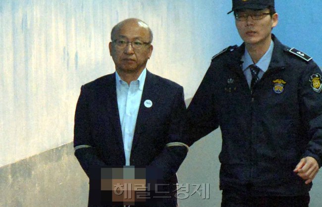 제일모직과 삼성물산 합병에 찬성하도록 압력을 넣은 혐의로 기소된 문형표 전 보건복지부 장관이 17일 오전 서울중앙지법에서 열린 공판에 출석하고 있다. [사진=정희조 기자/checho@heraldcorop.com]