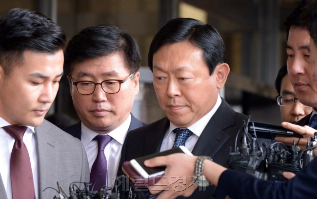 신동빈 롯데그룹 회장에 대한 검찰의 불구속 기소로 롯데그룹은 또다른 리스크를 맞고 있다. 사진은 신 회장이 지난 7일 검찰에 참고인 신분으로 출석한 모습. [사진=정희조 기자/checho@heraldcorp.com]