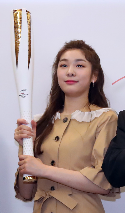 17일 오전 서울 중구 프레스센터에서 열린 2018 평창 동계올림픽대회 성화봉송로 주자선발계획 언론 설명회에서 홍보대사 ‘피겨퀸’ 김연아 가 포즈를 취하고 있다.평창동계올림픽 성화는 11월 1일부터 101일 동안 전국 2천18㎞를 7천500명의 봉송 주자들을 통해 전국을 누빈다. [사진제공=연합뉴스]