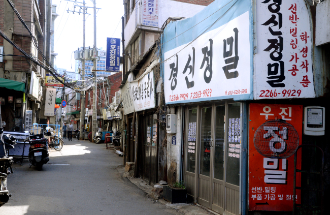 Metalwork shops are seen lining an alley in Euljiro, Jung-gu, in Seoul, April 12. (Park Hyun-koo/ The Korea Herald)