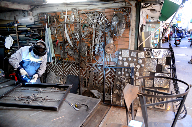 A man works inside a metalwork shop at the workshop alley in Euljiro, Jung-gu, in Seoul, April 12. (Park Hyun-koo/The Korea Herald)