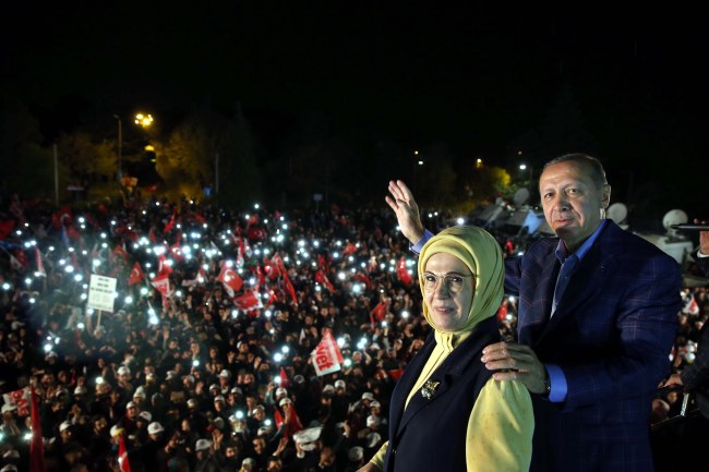 　Turkish President Recep Tayyip Erdogan (right) and with his wife Emine wave to supporters during a rally in front of the residence in Istanbul, Turkey, Sunday.   EPA-Yonhap
　