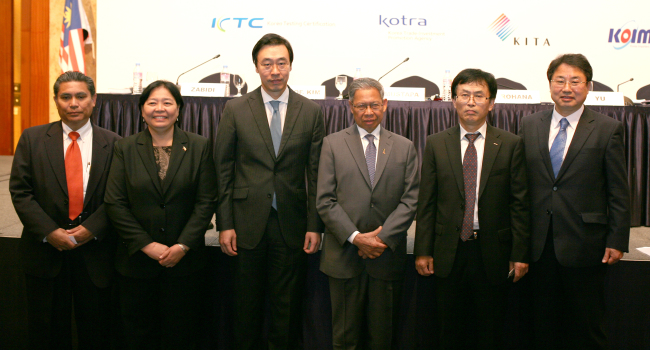 (From left) MIDA Executive Director Zabidi Mahbar; Malaysian Ambassador to Korea Dato Rohana Ramli; Korean Ambassador to Malaysia Yu Hyun-seok; Malaysian Minister of International Trade and Industry Dato Sri Mustapa bin Mohamed; Dong-A University professor Kim Boo-jong; and Lotte Chemical CEO Kim Gyo-hyun (Malaysian Embassy)
