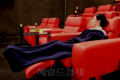 점심시간을 이용해 눈치 보지 않고 잠을 잘 수 있는 이른바 ‘수면 카페’가 직장인들 사이에서 인기를 얻고 있다.  [헤럴드경제DB]