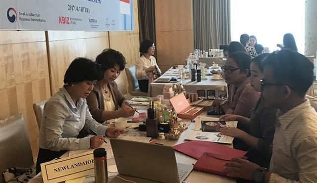 중소기업중앙회(회장 박성택)는 지난 10∼14일 인도네시아 자카르타, 말레이시아 쿠알라룸푸르에 13개 중소기업으로 구성된 시장개척단을 파견했다. 인도네시아 바이어 61명, 말레이시아 바이어 55명 등 총 116명의 현지 바이어와 1121만달러(127억 원) 규모의 수출상담이 진행됐다. 향후 378만달러(43억원) 규모의 수출계약이 예상된다. (주)뉴랜드알로에 등 국내 기업들이 중국의 사드보복 극복을 위해 자카르타에서 수출상담을 진행하고 있다.