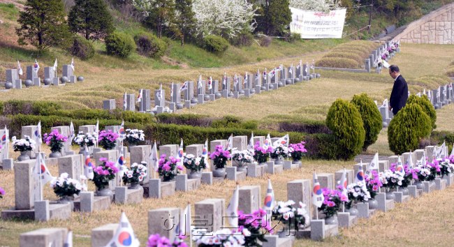 때이른 대선기간중 4.19혁명이 일어난지 57주년이 되는 날이 하루앞으로 다가왔다. 18일 수유리 4.19국립묘지에는 변함없이 4.19혁명이 일어난 날을 기념하는 참배객들이 하루 종일 붐볐다. <br />정희조 기자/checho@heraldcorp.com  170418
때이른 대선기간중 4.19혁명이 일어난지 57주년이 되는 날이 하루앞으로 다가왔다. 18일 수유리 4.19국립묘지에는 변함없이 4.19혁명이 일어난 날을 기념하는 참배객들이 하루 종일 붐볐다.
정희조 기자/checho@heraldcorp.com  170418
