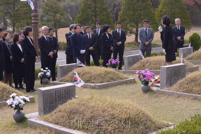 때이른 대선기간중 4.19혁명이 일어난지 57주년이 되는 날이 하루앞으로 다가왔다. 18일 수유리 4.19국립묘지에는 변함없이 4.19혁명이 일어난 날을 기념하는 참배객들이 하루 종일 붐볐다. <br />정희조 기자/checho@heraldcorp.com  170418
때이른 대선기간중 4.19혁명이 일어난지 57주년이 되는 날이 하루앞으로 다가왔다. 18일 수유리 4.19국립묘지에는 변함없이 4.19혁명이 일어난 날을 기념하는 참배객들이 하루 종일 붐볐다.
정희조 기자/checho@heraldcorp.com  170418