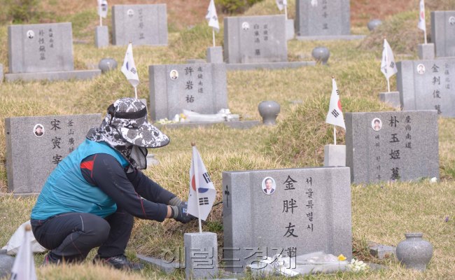 때이른 대선기간중 4.19혁명이 일어난지 57주년이 되는 날이 하루앞으로 다가왔다. 18일 수유리 4.19국립묘지에는 변함없이 4.19혁명이 일어난 날을 기념하는 참배객들이 하루 종일 붐볐다. <br />정희조 기자/checho@heraldcorp.com  170418
때이른 대선기간중 4.19혁명이 일어난지 57주년이 되는 날이 하루앞으로 다가왔다. 18일 수유리 4.19국립묘지에는 변함없이 4.19혁명이 일어난 날을 기념하는 참배객들이 하루 종일 붐볐다.
정희조 기자/checho@heraldcorp.com  170418