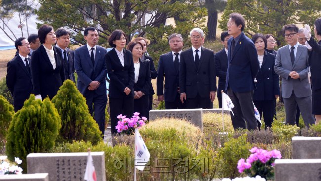 때이른 대선기간중 4.19혁명이 일어난지 57주년이 되는 날이 하루앞으로 다가왔다. 18일 수유리 4.19국립묘지에는 변함없이 4.19혁명이 일어난 날을 기념하는 참배객들이 하루 종일 붐볐다. <br />정희조 기자/checho@heraldcorp.com  170418
때이른 대선기간중 4.19혁명이 일어난지 57주년이 되는 날이 하루앞으로 다가왔다. 18일 수유리 4.19국립묘지에는 변함없이 4.19혁명이 일어난 날을 기념하는 참배객들이 하루 종일 붐볐다.
정희조 기자/checho@heraldcorp.com  170418