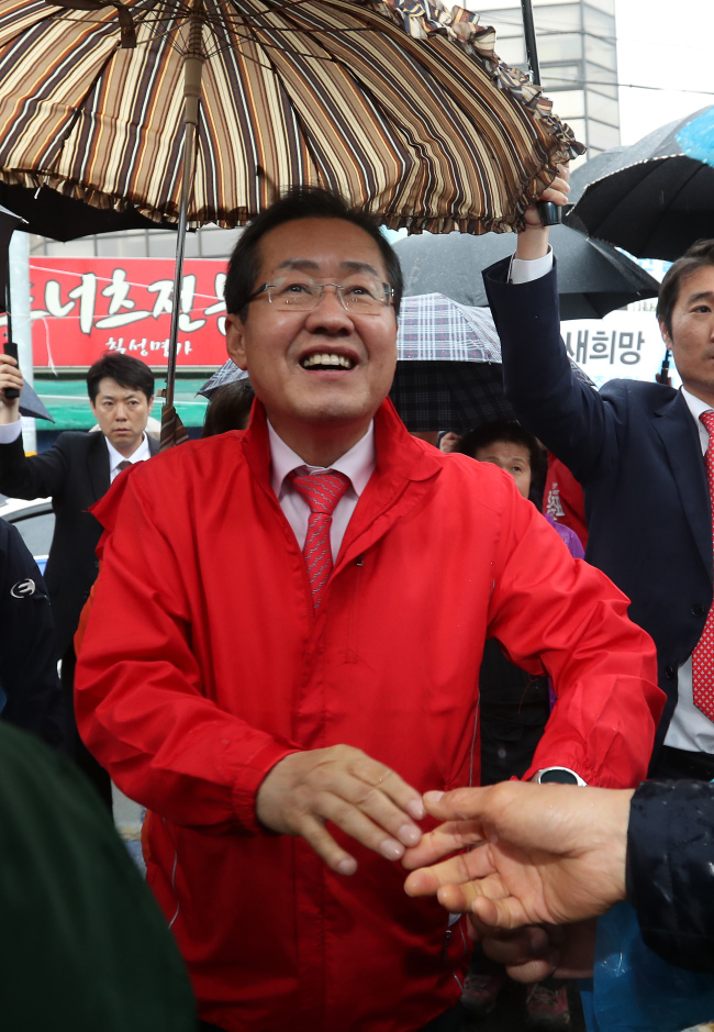 자유한국당 홍준표 대선후보가 17일 오후 대구 칠성시장을 찾아 지지자와 인사하고 있다.[사진=연합뉴스]
자유한국당 홍준표 대선후보가 17일 오후 대구 칠성시장을 찾아 지지자와 인사하고 있다.[사진=연합뉴스]
