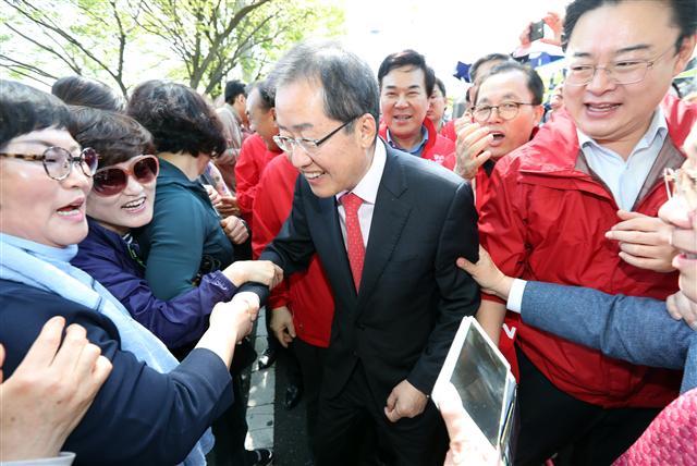 자유한국당 홍준표 대선후보가 18일 오전 울산 남창시장에서 시민들과 악수하고 있다.  [연합뉴스]