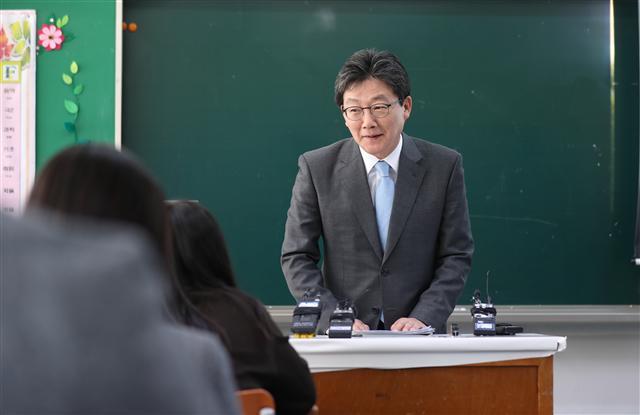 바른정당 유승민 대선후보가 18일 오전 경기도 김포시 하성고등학교를 방문해 컨벤션경영과 1일 교사 체험을 했다. [연합뉴스]