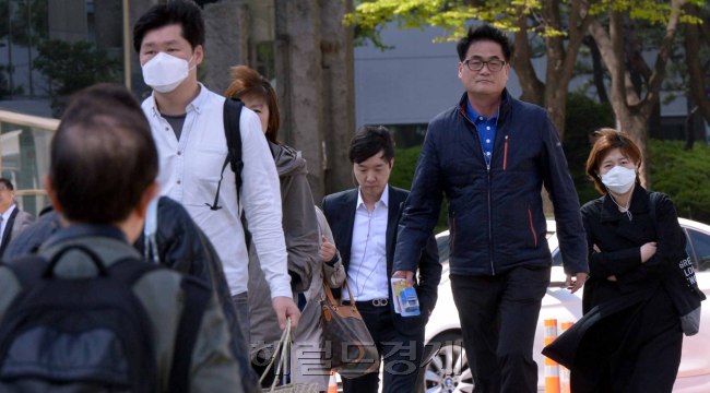 전날 번개와 돌풍이 일던 날씨가 잠잠해지자 미세먼지가 다시 몰려왔다. 18일 기상청은 미세먼지 '나쁨'  주의보를 내렸다. [사진=정희조 기자/chehco@heraldcorp.com]