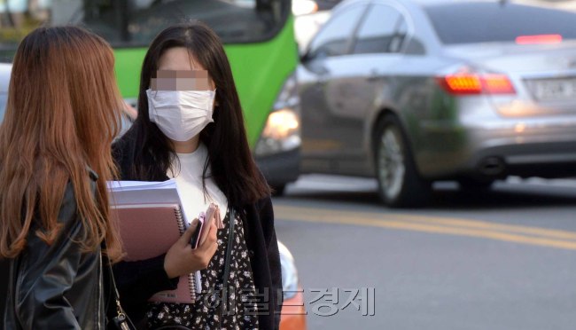 전날 번개와 돌풍이 일던 날씨가 잠잠해지자 미세먼지가 다시 몰려왔다. 18일 기상청은 미세먼지 '나쁨'  주의보를 내렸다. [사진=정희조 기자/chehco@heraldcorp.com]