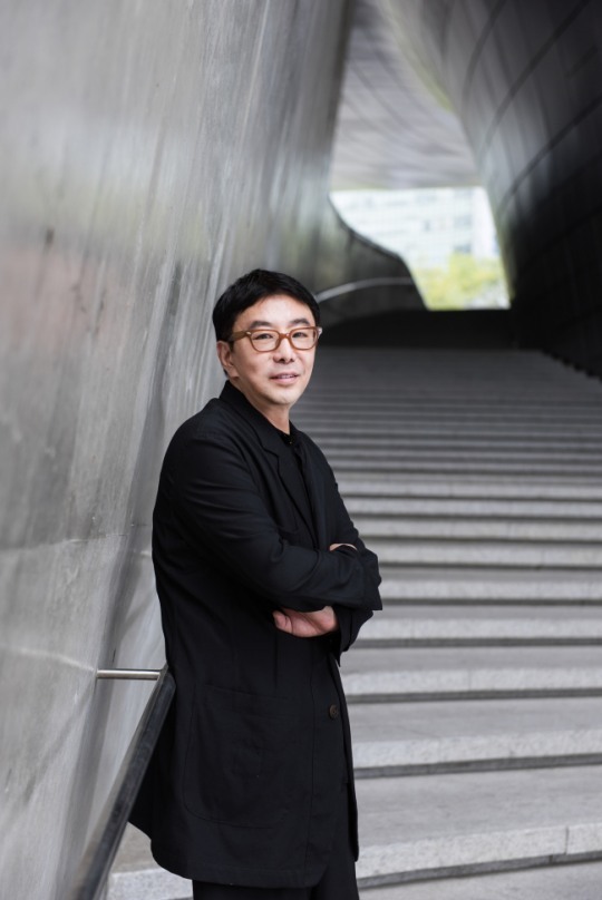 국립오페라단의 야외 오페라 '동백꽃 아가씨'의 연출을 맡은 디자이너 정구호 [사진=헤럴드경제DB/사진제공=서울디자인재단]