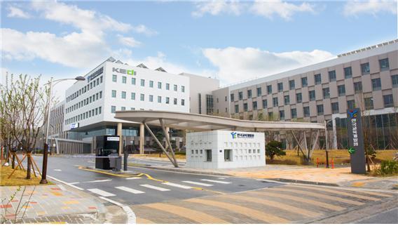 한국교육개발원 진천 신청사의 모습. [제공=한국교육개발원]
한국교육개발원 진천 신청사의 모습. [제공=한국교육개발원]
