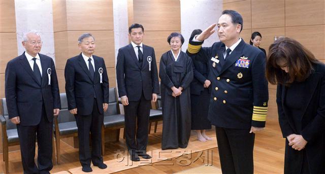 엄현성 해군참모총장과 부인 김영옥 여사가 19일 고(故) 손원일 초대 해군참모총장의 부인 홍은혜 여사의 빈소인 서울아산병원 장례식장을 찾아 조문하고 있다 정희조 기자/chehco@heraldcorp.com