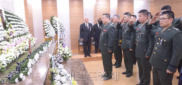 엄현성 해군참모총장과 부인 김영옥 여사가 19일 고(故) 손원일 초대 해군참모총장의 부인 홍은혜 여사의 빈소인 서울아산병원 장례식장을 찾아 조문하고 있다 정희조 기자/chehco@heraldcorp.com