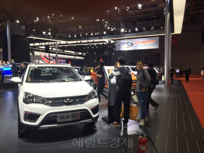 지난 19일 중국 상하이 컨벤션 센터에서 ‘2017 상하이 모터쇼’의 막이 올랐다. 올해 상하이 모터쇼를 점령한 키워드는 친환경ㆍ소형ㆍSUV(스포츠유틸리티차량). 특히 현지 자동차 업체인 체리(Chery)는 부스 입구에 형형색색의 tiggo 3x를 배치해 관람객들의 이목을 끌었다. [사진=박혜림 기자/rim@heraldcorp.com]