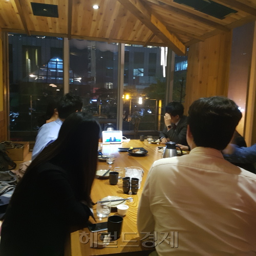 19일 저녁 20대 직장인들이 술집에 모여 대통령 후보자 토론회를 보고 있다. [사진=김진원 기자/jin1@heraldcorp.com]