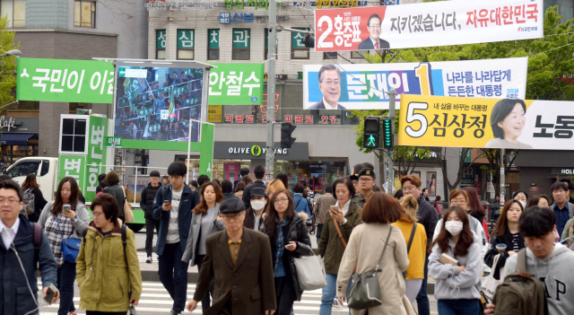 지난 19일 밤 5개 정당 대선 후보들이 나선 2차 TV토론에 유권자들의 관심이 집중되는 등 ‘장미대선’ 본선 경쟁이 뜨겁게 달아오르고 있다. 사진은 대통령 선거운동이 시작된 지 나흘째인 20일 오전 대선 후보들 현수막이 걸려있는 서울 마포구 합정동의 횡단보도 모습. 정희조 기자/chehco@