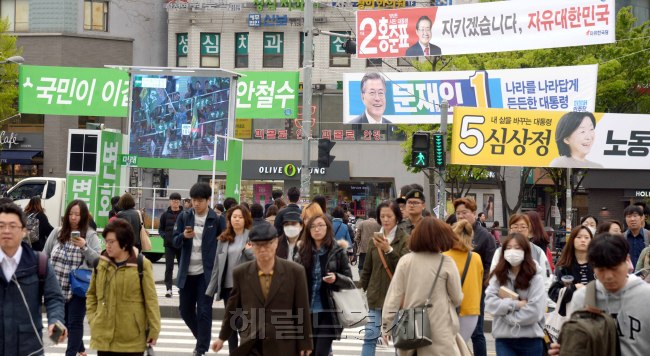 지난 19일 밤 5개 정당 대선 후보들이 나선 2차 TV토론에 유권자들의 관심이 집중되는 등 ‘장미대선’ 본선 경쟁이 뜨겁게 달아오르고 있다. 사진은 대통령 선거운동이 시작된 지 나흘째인 20일 오전 대선 후보들 현수막이 걸려있는 서울 마포구 합정동의 횡단보도 모습. 정희조 기자/chehco@