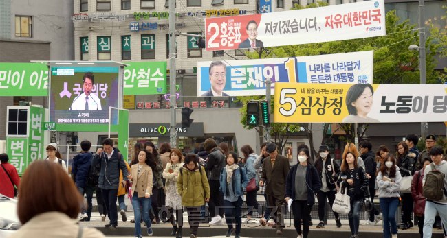대선선거 운동이 점점 치열해지는 가운데 20일 선거현수막이 집중적으로 붙어있는  마포구 합정동 로타리 휭단보도에서 출근하는 시민들의 발걸음이 바쁘다. [사진=정희조 기자/chehco@heraldcorp.com]