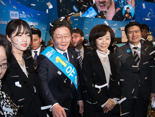 지난달 28일 유승민 바른정당 후보(가운데)가 선출된 전당대회에 딸 담 씨(왼쪽)와 부인 오선혜 씨(오른쪽)가 참석해 축하하고 있다.  [연합뉴스]