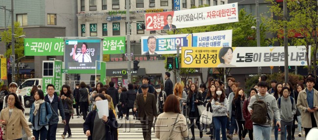 대선선거 운동이 점점 치열해지는 가운데 20일 선거현수막이 집중적으로 붙어있는  마포구 합정동 로타리 휭단보도에서 출근하는 시민들의 발걸음이 바쁘다. [사진=정희조 기자/chehco@heraldcorp.com]