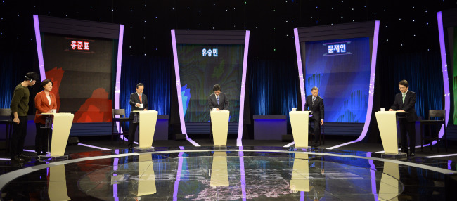 <YONHAP PHOTO-5006> TV토론 앞둔 대선후보들 (서울 국회사진기자단=연합뉴스) 19일 오후 서울 여의도 KBS에서 열린 두 번째 대선 TV토론에 앞서 정의당 심상정(왼쪽부터), 자유한국당 홍준표, 바른정당 유승민, 더불어민주당 문재인, 국민의당 안철수 대선후보가 준비를 하고 있다. 이번 대선 토론은 사상 첫 스탠딩 토론으로 진행됐다. 2017.4.19 photo@yna.co.kr/2017-04-19 22:45:42/ <저작권자 ⓒ 1980-2017 ㈜연합뉴스. 무단 전재 재배포 금지.>
<YONHAP PHOTO-5006> TV토론 앞둔 대선후보들 (서울 국회사진기자단=연합뉴스) 19일 오후 서울 여의도 KBS에서 열린 두 번째 대선 TV토론에 앞서 정의당 심상정(왼쪽부터), 자유한국당 홍준표, 바른정당 유승민, 더불어민주당 문재인, 국민의당 안철수 대선후보가 준비를 하고 있다. 이번 대선 토론은 사상 첫 스탠딩 토론으로 진행됐다. 2017.4.19 photo@yna.co.kr/2017-04-19 22:45:42/ <저작권자 ⓒ 1980-2017 ㈜연합뉴스. 무단 전재 재배포 금지.>