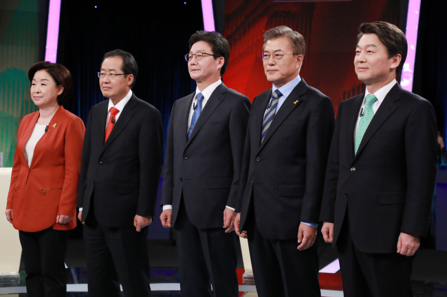 <YONHAP PHOTO-4892> TV토론 앞두고 포즈 취하는 대선후보들 (서울 국회사진기자단=연합뉴스) 19일 오후 서울 여의도 KBS에서 열린 두 번째 대선 TV토론에 앞서 정의당 심상정(왼쪽부터), 자유한국당 홍준표, 바른정당 유승민, 더불어민주당 문재인, 국민의당 안철수 대선후보가 포즈를 취하고 있다. 이번 대선 토론은 사상 첫 스탠딩 토론으로 진행됐다. 2017.4.19 photo@yna.co.kr/2017-04-19 22:14:19/ <저작권자 ⓒ 1980-2017 ㈜연합뉴스. 무단 전재 재배포 금지.>
<YONHAP PHOTO-4892> TV토론 앞두고 포즈 취하는 대선후보들 (서울 국회사진기자단=연합뉴스) 19일 오후 서울 여의도 KBS에서 열린 두 번째 대선 TV토론에 앞서 정의당 심상정(왼쪽부터), 자유한국당 홍준표, 바른정당 유승민, 더불어민주당 문재인, 국민의당 안철수 대선후보가 포즈를 취하고 있다. 이번 대선 토론은 사상 첫 스탠딩 토론으로 진행됐다. 2017.4.19 photo@yna.co.kr/2017-04-19 22:14:19/ <저작권자 ⓒ 1980-2017 ㈜연합뉴스. 무단 전재 재배포 금지.>