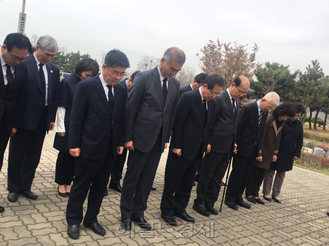 자유한국당 홍준표 대선후보가 20일 경기도 평택시 해군2함대사령부를 찾아 제2연평해전 전적비를 참배하고 있다. 김유진 기자/kacew@eheraldcorp.com