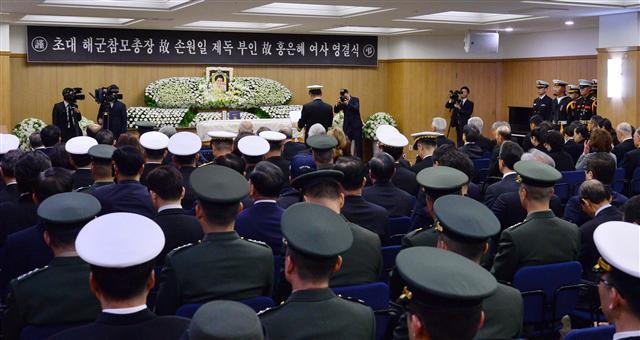 21일 오전 서울 송파구 아산병원에서 해군 창설자인 고(故) 손원일 초대 해군참모총장의 부인 홍은혜(洪恩惠) 여사의 영결식이 열렸다.
이상섭 기자 babtong@heraldcorp.com