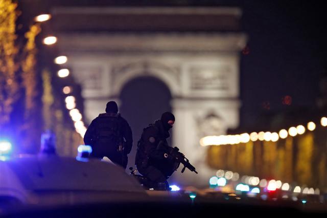 <YONHAP PHOTO-1992> REFILE - CORRECTING CASUALTY NUMBER Masked police stand on top of their vehicle on the Champs Elysees Avenue after a policemen was killed and two others were wounded in a shooting incident in Paris, France, April 20, 2017. REUTERS/Christian Hartmann TPX IMAGES OF THE DAY/2017-04-21 09:50:50/ <저작권자 ⓒ 1980-2017 ㈜연합뉴스. 무단 전재 재배포 금지.>