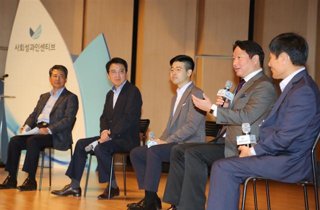 20일 연세대학교 백주년기념관에서 개최된 ‘제2회 사회성과인센티브 어워드’에서 최태원 SK그룹 회장(오른쪽에서 두번째)이 토크 콘서트 에 참석, 사회성과인센티브의 성과와 발전 방향에 대해 패널들과 이야기를 나누고 있다. (사진 왼쪽부터 최광철 SK 사회공헌위원장, 정도진 중앙대 경영학과 교수, 김동호 한국신용데이터 대표, 최태원 SK 회장, 진락천 동부케어 대표) [사진제공=SK그룹]