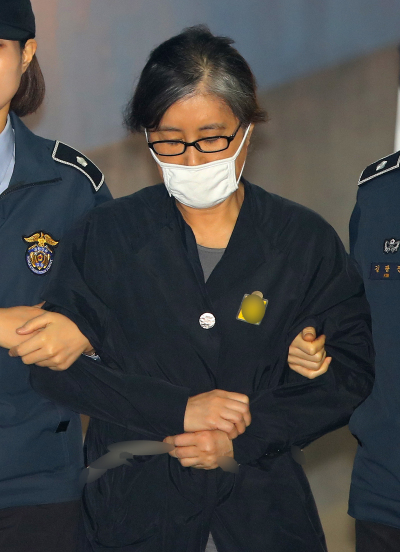 [‘국정농단’의 주범인 최순실 씨가 21일 오전 서울 서초구 서울중앙지방법원에서 열린 공판에 출석하기 위해 호송차에서 내려 법정으로 향하고 있다. 사진제공=연합뉴스]