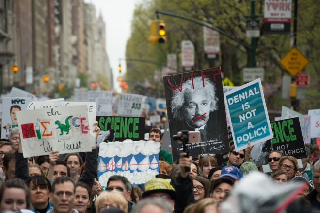 People with signs attend a rally before the March for Science in New York on Saturday.   AFP-Yonhap
　
