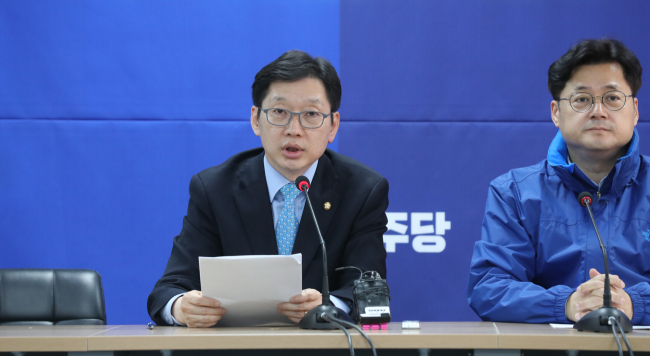 문재인 후보 대변인인 김경수 의원은 이날 여의도 당사에서 기자회견을 열고 UN의 대북인권결의안에 대한 2007년 당시의 자료를 공개했다 [사진=연합뉴스]
