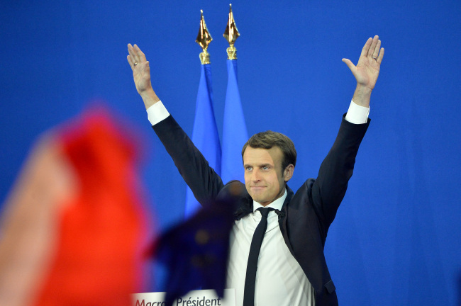 <YONHAP PHOTO-2000> (170423) -- PARIS, April 23, 2017 (Xinhua) -- Emmanuel Macron, French presidential candidate for the On the Move (En Marche) movement, greets his supporters at a rally after the first round of French presidential election in Paris, France on April 23, 2017. Centrist candidate and former minister of economy Emmanuel Macron and far-right candidate Marine Le Pen on Sunday came out on top in the first round of the French presidential election, according to projections by polling agencies and official partial results. The two leading candidates are set to face off in the runoff on May 7. (Xinhua/Jose Rodriguez)/2017-04-24 07:22:15/ <저작권자 ⓒ 1980-2017 ㈜연합뉴스. 무단 전재 재배포 금지.>
<YONHAP PHOTO-2000> (170423) -- PARIS, April 23, 2017 (Xinhua) -- Emmanuel Macron, French presidential candidate for the On the Move (En Marche) movement, greets his supporters at a rally after the first round of French presidential election in Paris, France on April 23, 2017. Centrist candidate and former minister of economy Emmanuel Macron and far-right candidate Marine Le Pen on Sunday came out on top in the first round of the French presidential election, according to projections by polling agencies and official partial results. The two leading candidates are set to face off in the runoff on May 7. (Xinhua/Jose Rodriguez)/2017-04-24 07:22:15/ <저작권자 ⓒ 1980-2017 ㈜연합뉴스. 무단 전재 재배포 금지.>