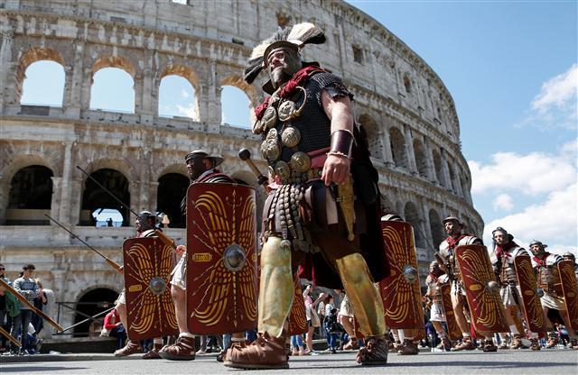 <YONHAP PHOTO-0123> Members of the Gruppo Storico Romano (Roman Historical Group) dressed as legionaries march in front of Colosseum as they mark the anniversary of the founding of Rome, Italy, April 23, 2017. REUTERS/Alessandro Bianchi/2017-04-24 00:25:11/ <저작권자 ⓒ 1980-2017 ㈜연합뉴스. 무단 전재 재배포 금지.>