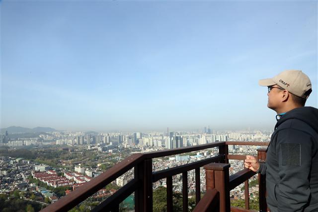 <YONHAP PHOTO-2117> 양호한 날씨 (서울=연합뉴스) 이상학 기자 = 24일 오전 서울 중구 남산에서 바라본 하늘이 파랗다.미세먼지 농도는 전 권역이 '보통'으로 예상된다. 2017.4.24 leesh@yna.co.kr/2017-04-24 08:22:37/ <저작권자 ⓒ 1980-2017 ㈜연합뉴스. 무단 전재 재배포 금지.>