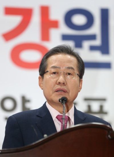 자유한국당 홍준표 대선후보가 24일 오전 강원도 원주시 의료기기테크노밸리에서 강원지역 공약을 발표하고 있다. [사진제공=연합뉴스]