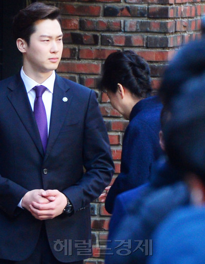 박근혜 전 대통령이 자택을 떠난지 검찰 조사를 받고 다음날인 지난 달 22일 서울 강남구 삼성동 자택으로 들어서는 모습. [사진=이상섭 기자/babtong@heraldcorp.com]