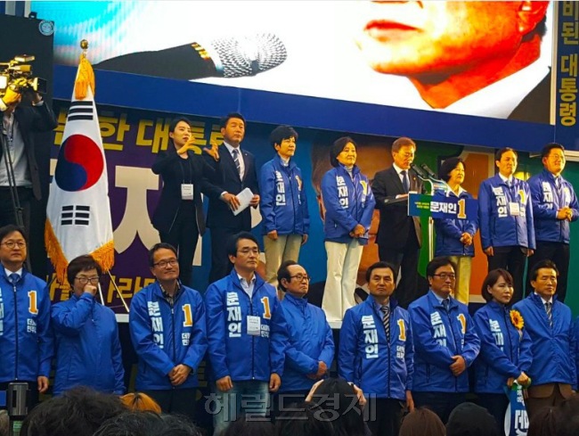 이유리 수어통역사는 문재인 더불어민주당 후보 유세현장에서 후보자와 떨어져 수어로 통역하고 있다. [사진=김유진 기자/kacew@heraldcorp.com]