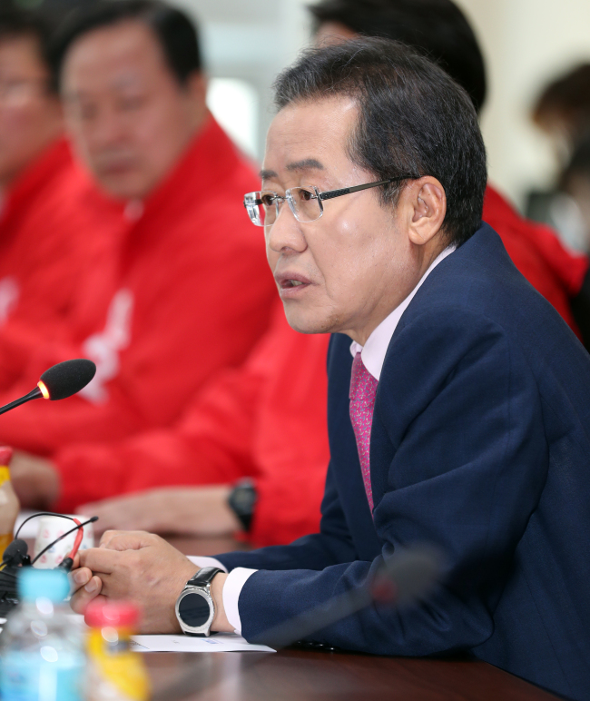 자유한국당 홍준표 대선후보가 24일 오전 강원도 원주시 의료기기테크노밸리에서 관계자들과 간담회를 하고 있다.[사진=연합뉴스]
자유한국당 홍준표 대선후보가 24일 오전 강원도 원주시 의료기기테크노밸리에서 관계자들과 간담회를 하고 있다.[사진=연합뉴스]