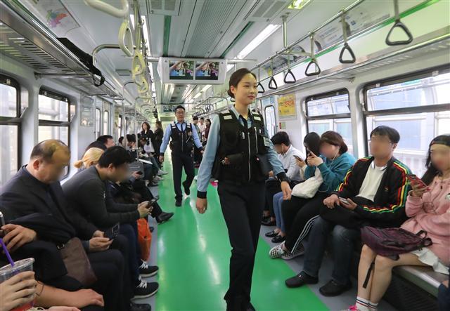 <YONHAP PHOTO-3900> 지하철 1∼4호선 여성 보안관 6명→26명으로 (서울=연합뉴스) 최재구 기자 = 24일 서울메트로 여성 보안관 박소영씨가 김재영씨와 함께 2호선 지하철에서 순찰활동을 벌이고 있다. 서울 지하철 1∼4호선을 운영하는 서울메트로는 여성 보안관을 6명에서 26명으로 대폭 확대했다. 여성 보안관들은 성범죄 피해자 면담 지원, 심야 여성 취객 응대, 여성 응급환자 케어 등에 주로 투입된다. 2017.4.24 jjaeck9@yna.co.kr/2017-04-24 17:17:04/ <저작권자 ⓒ 1980-2017 ㈜연합뉴스. 무단 전재 재배포 금지.>