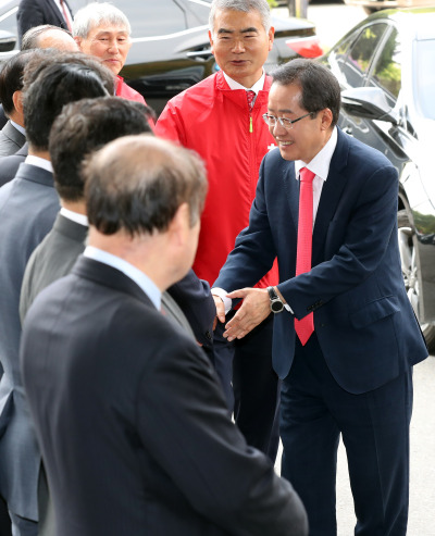 자유한국당 홍준표 대선후보가 25일 오전 서울 종로구 이북5도청에서 이북도민회 중앙연합회 관계자와 악수하고 있다.[사진제공=연합뉴스]